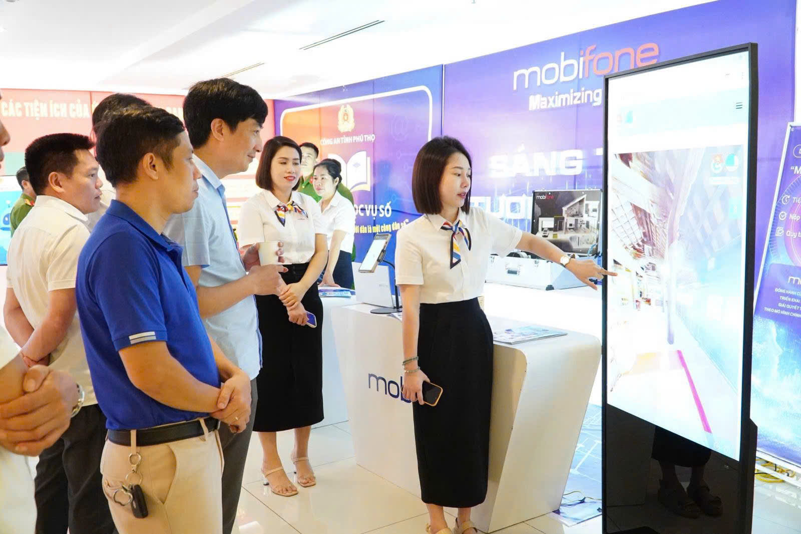 Ảnh bài viêt MobiFone Khu vực 4 lan tỏa tinh thần đổi mới, sáng tạo tại Ngày hội Chuyển đổi số Quốc gia 10/10